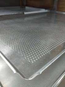 Противень алюминиевый Brillis 780х580х10 перфорированный  - фото № 2