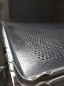 Противень алюминиевый Brillis 780х580х10 перфорированный  - фото № 3